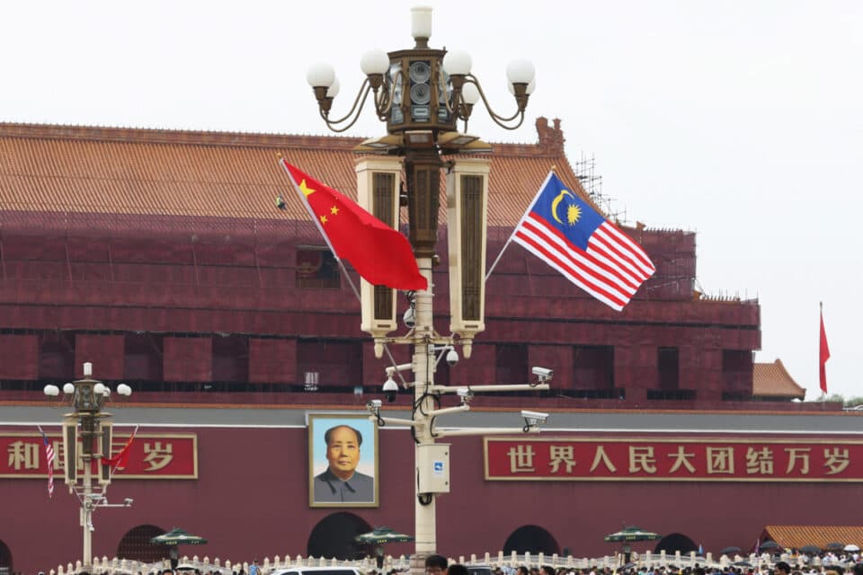 Dinamika Hubungan China–Malaysia: Dari Durian, Kereta Api, Hingga Sengketa Maritim